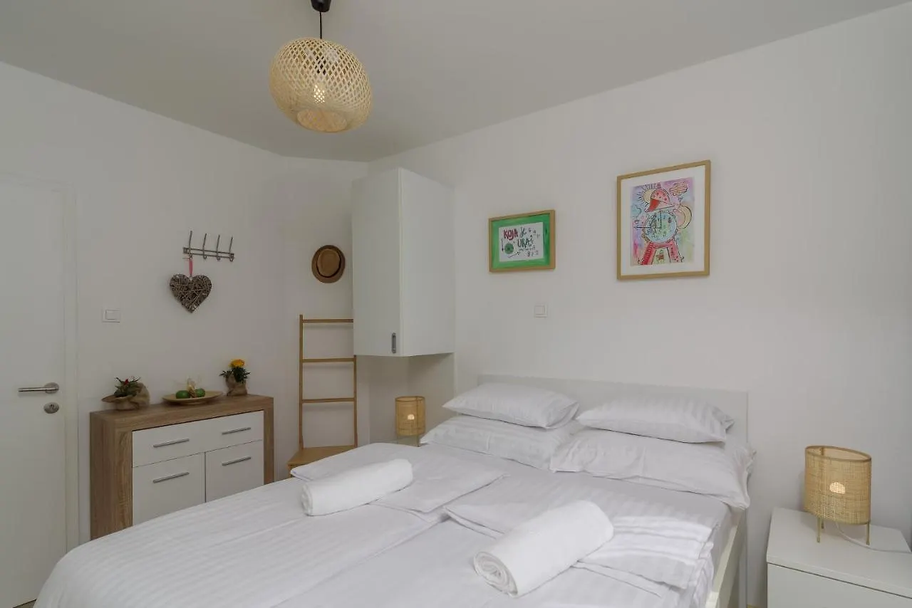 Vila White krevet i doručak Trogir